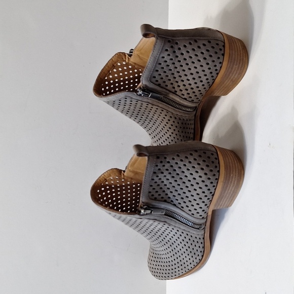 Lucky Brand Gray Gorpcore Preppy Almond Toe Perforated Basel Ankle Booties Sz 10 - Picture 9 of 11